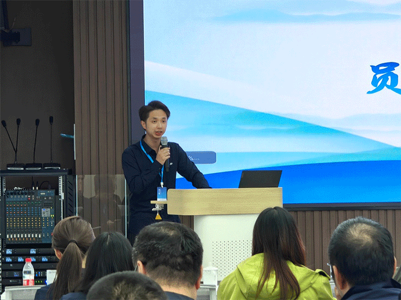 员工代表发言800.gif